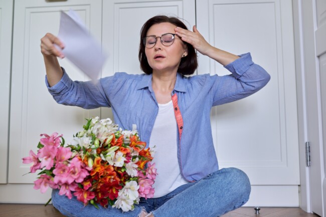 hot-flashes-in-a-woman-of-mature-age-symptoms-of-2021-12-09-17-09-06-utc (2)